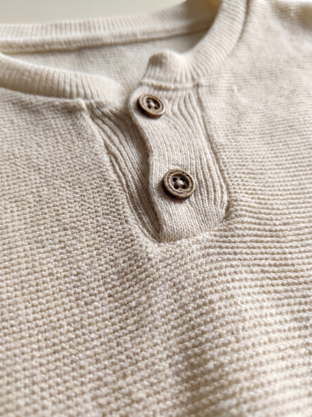 🌊 Playera Henley Tejida en Tono Crema
