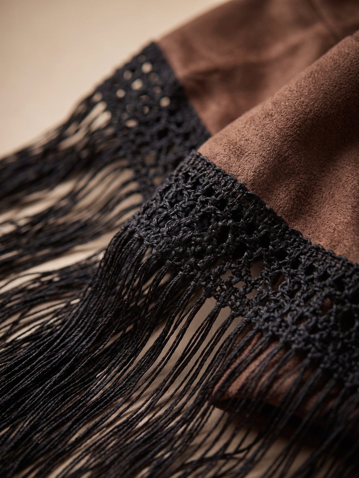 Ensamble de Ante con Barbas: Un Toque Boho Chic